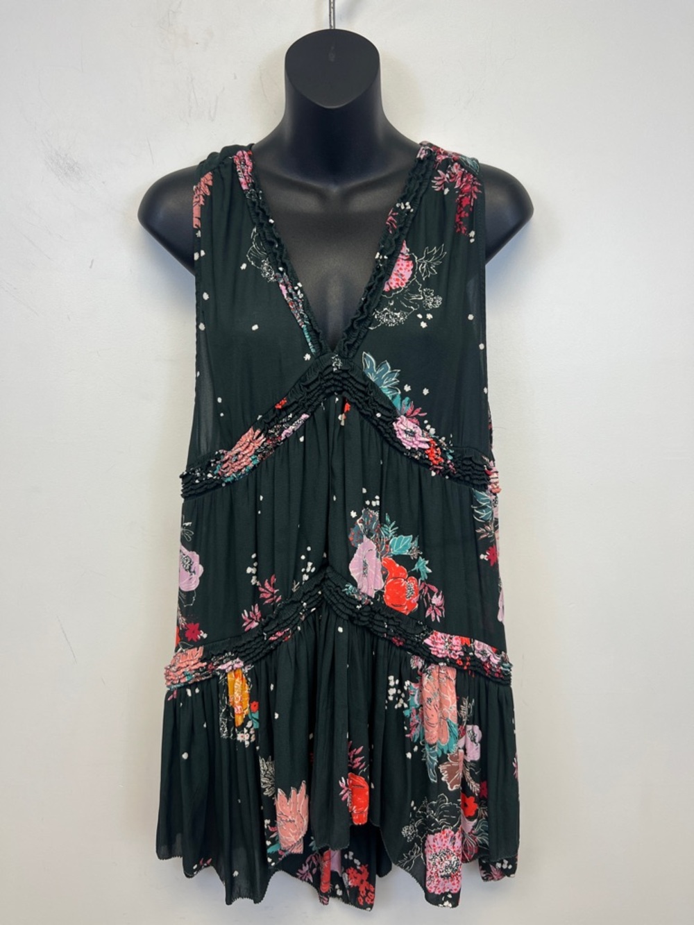 Free People V-Neck Sleeveless Boho Black and Floral Loose Fitting Tunic Size XS